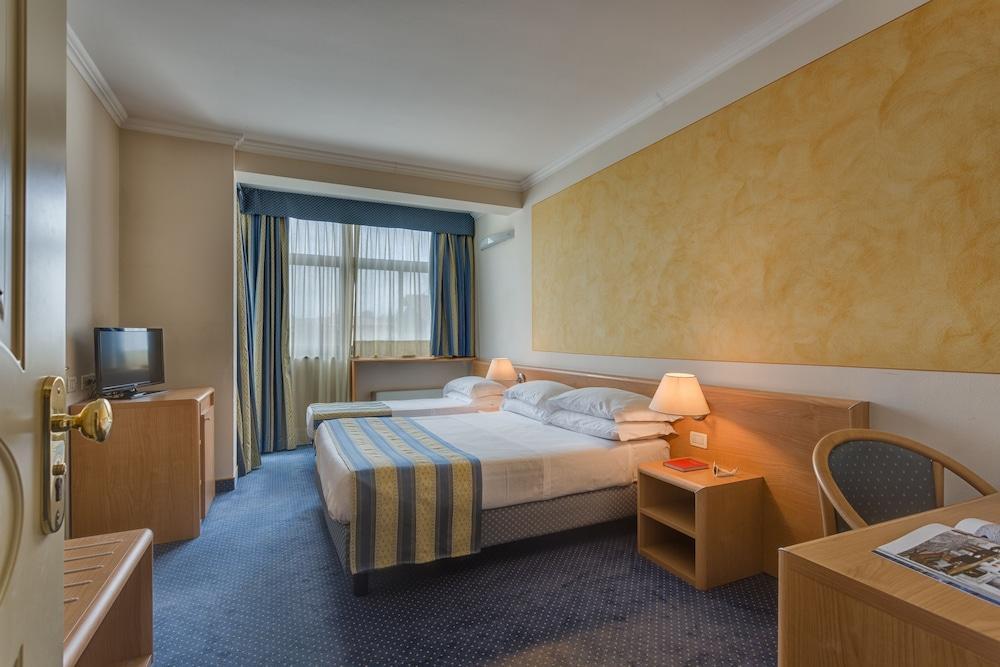 Hotel Continental Brescia Roncadelle Bagian luar foto