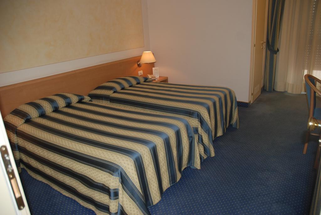 Hotel Continental Brescia Roncadelle Bagian luar foto